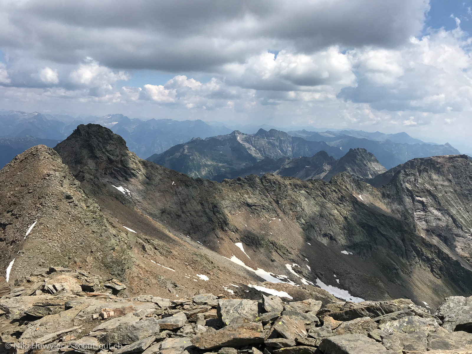 Felsiger Grat mit Blick auf Bergketten, Via Alta della Verzasca