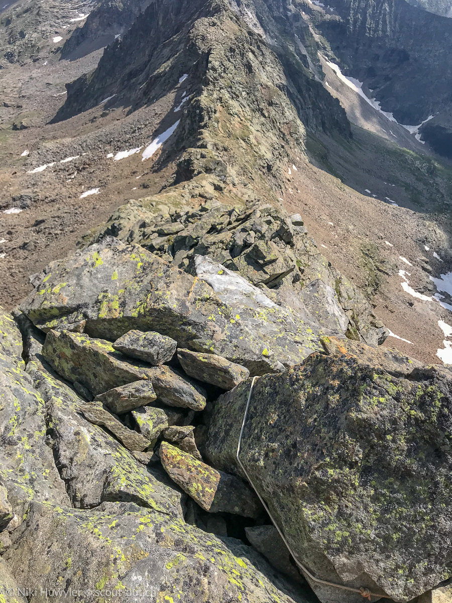 Steinmann auf einem felsigen Grat, Via Alta della Verzasca