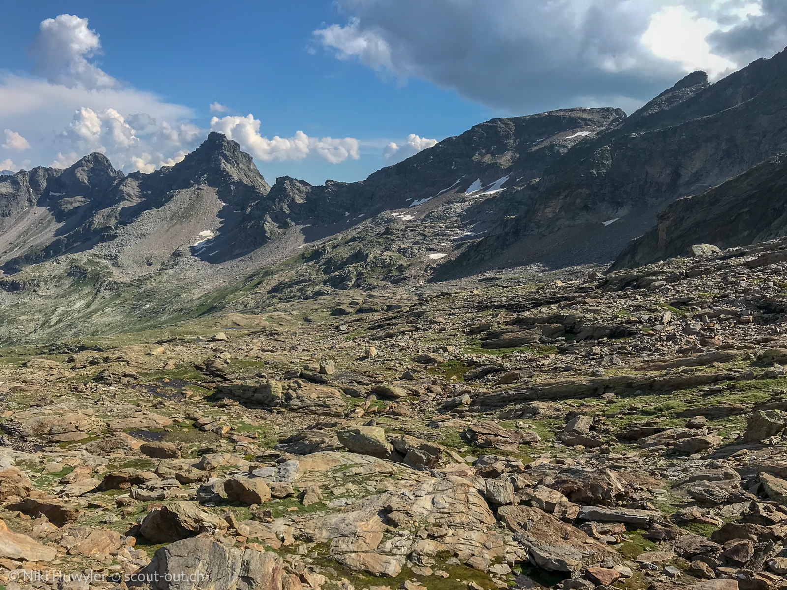 Weites Geröllkar unter schroffen Gipfeln, Via Alta della Verzasca