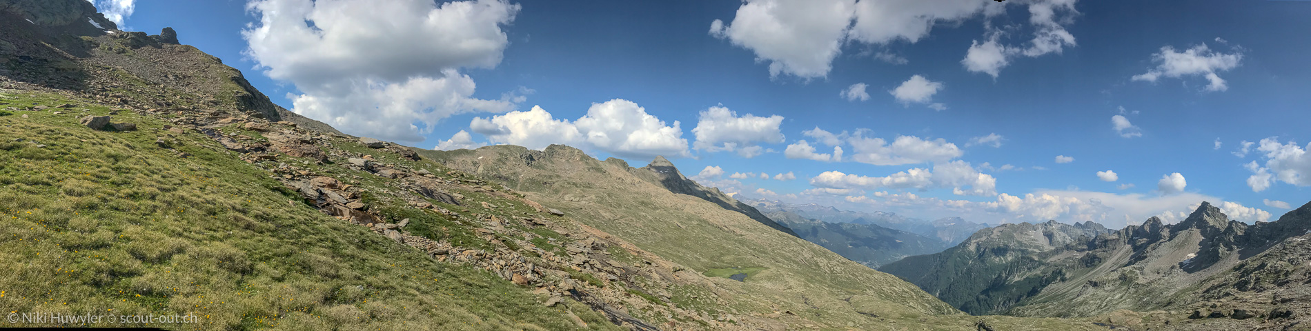 Panorama über grüne Hänge und Bergketten, Via Alta della Verzasca