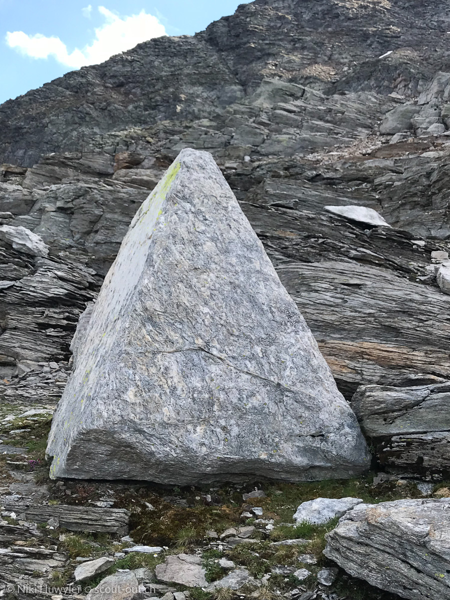 Pyramidenförmiger Felsblock im Geröll, Via Alta della Verzasca