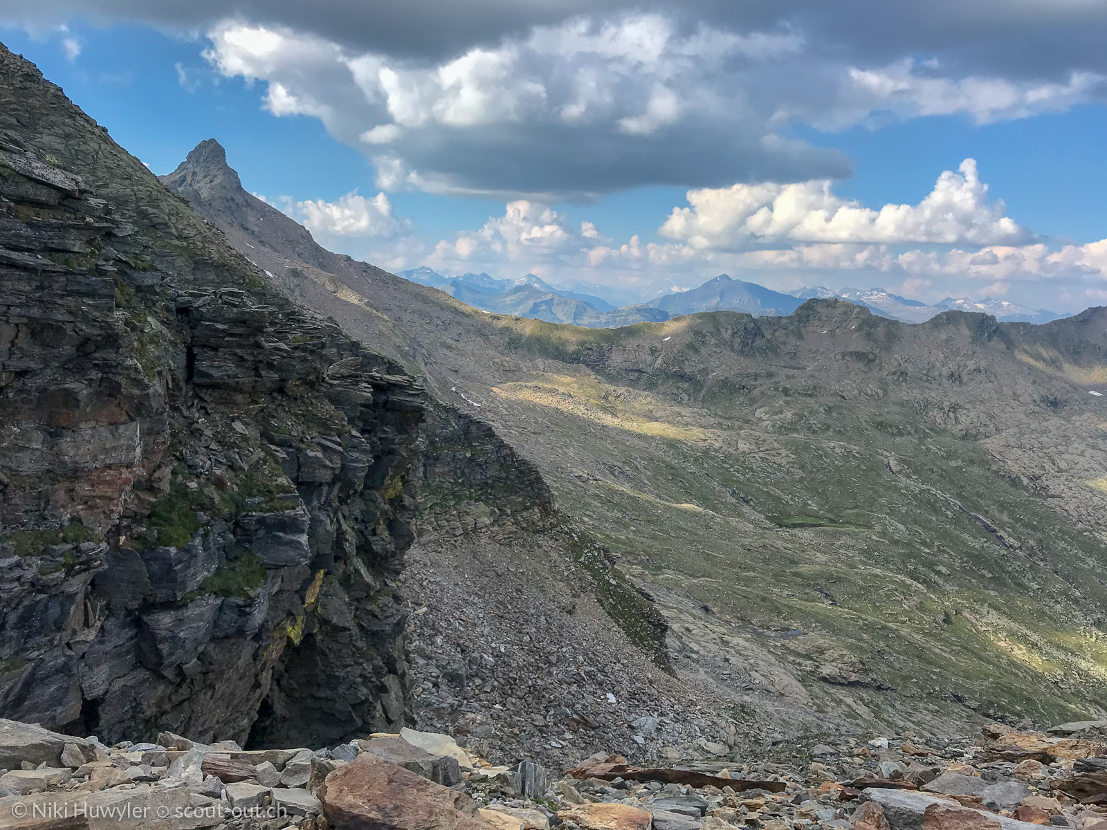 Bergflanke mit Blick über Tessiner Gipfel, Via Alta della Verzasca