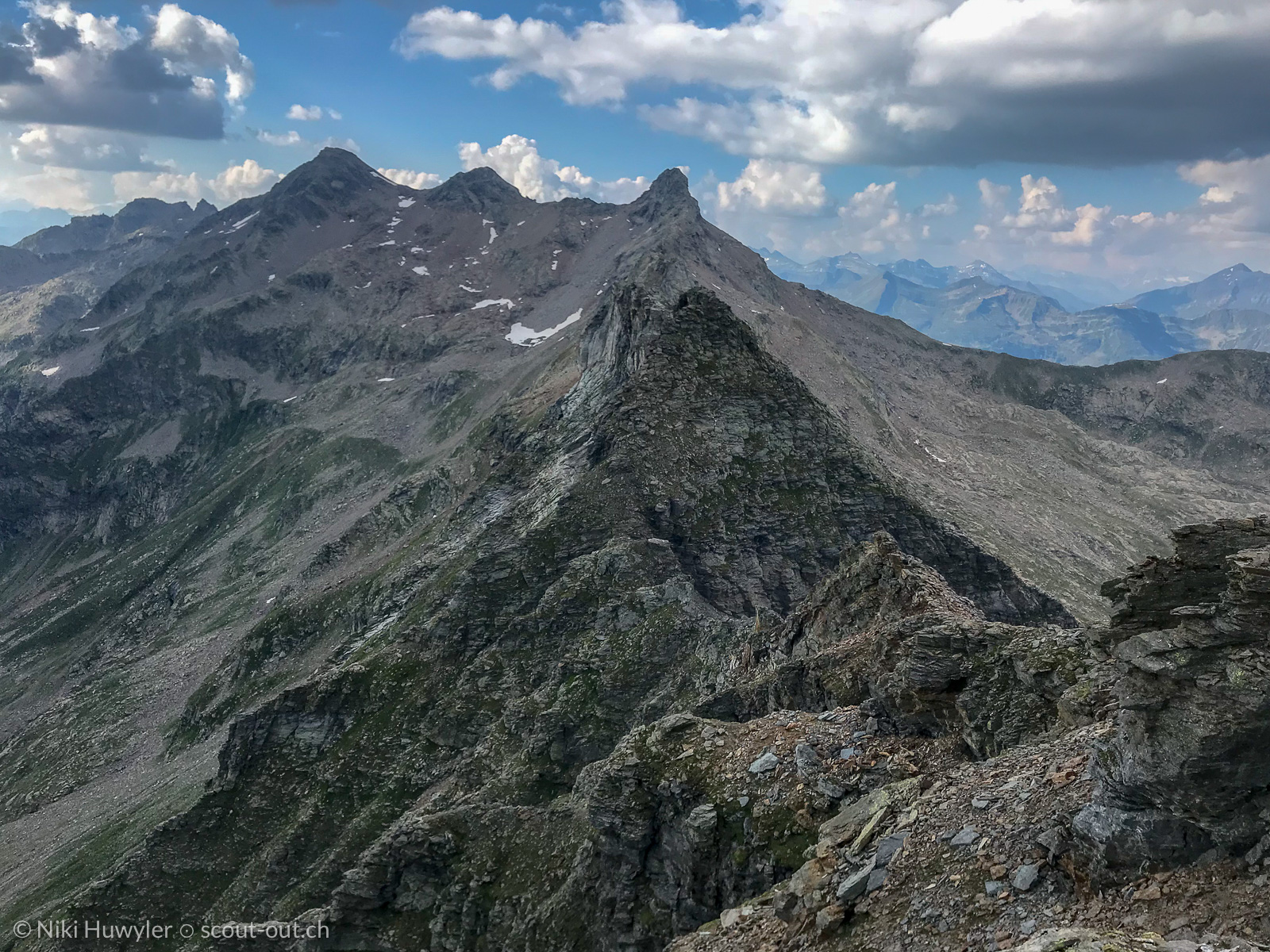Zackiger Felsgrat unter Wolken, Via Alta della Verzasca