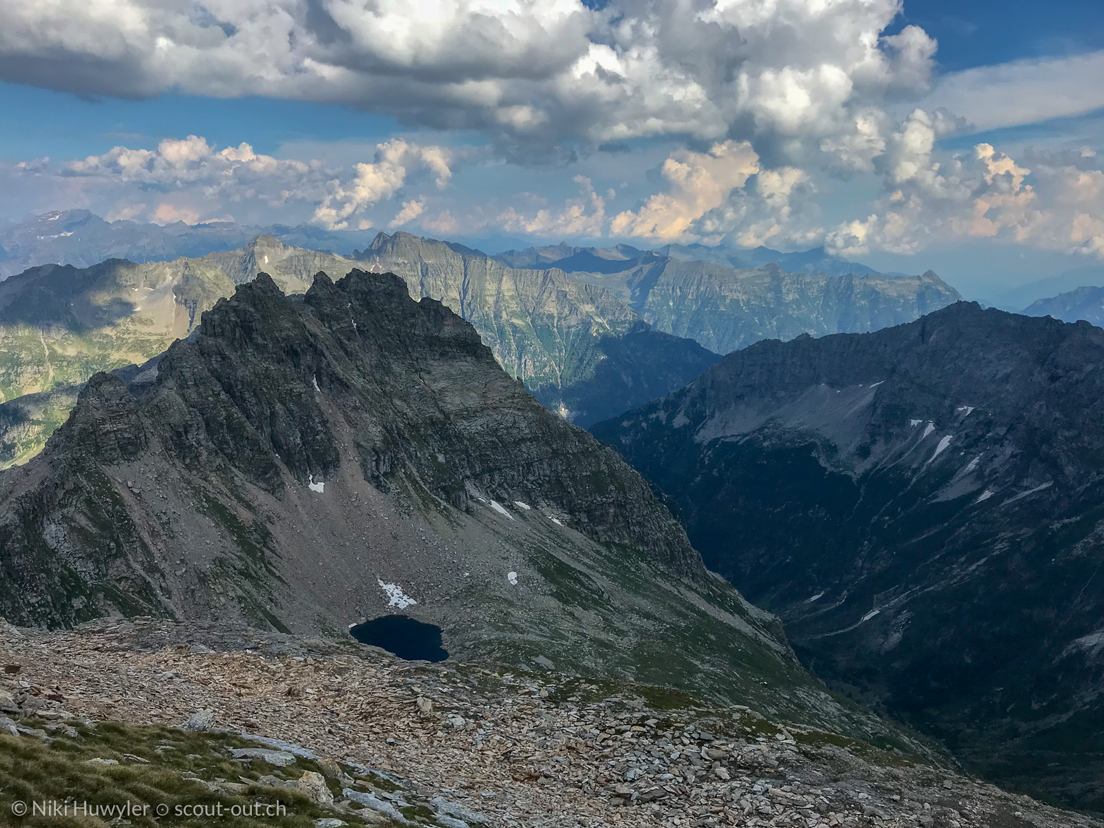 Tiefblick von einem Gipfel auf einen kleinen Bergsee, Via Alta della Verzasca