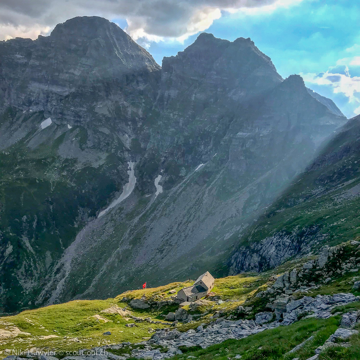 Alphütten unter mächtigen Felswänden im Abendlicht, Via Alta della Verzasca