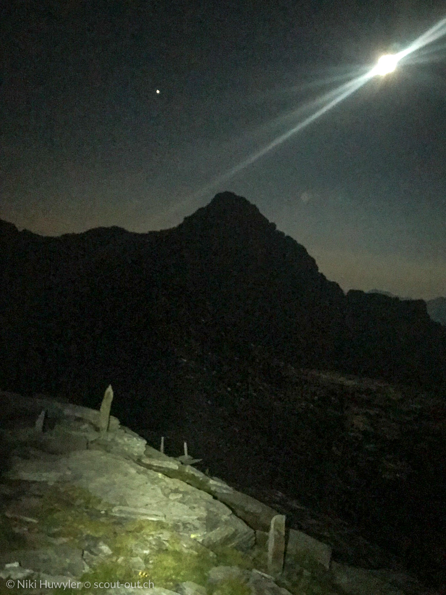 Mondlicht über einem Berggrat bei Nacht, Via Alta della Verzasca