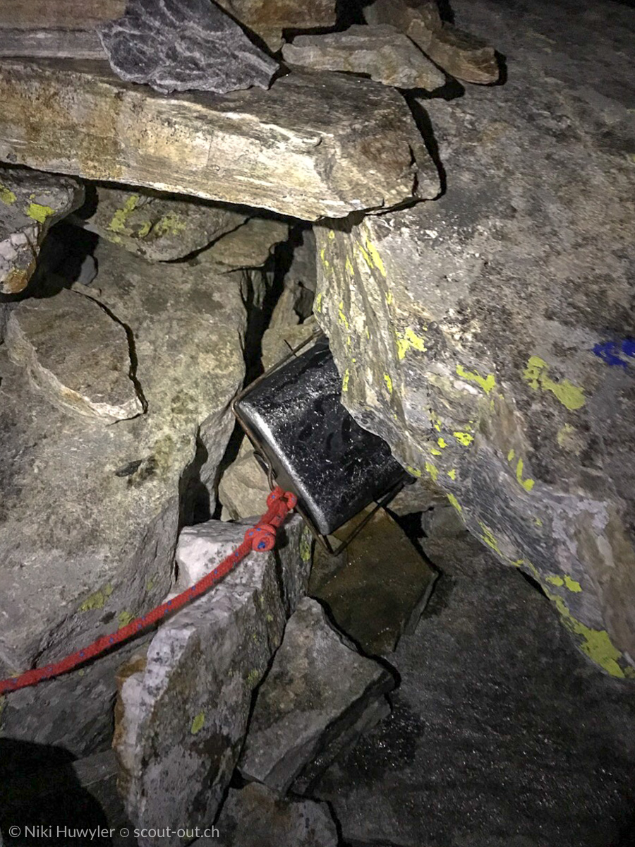 Biwakplatz unter Steinplatten im Stirnlampenlicht, Via Alta della Verzasca