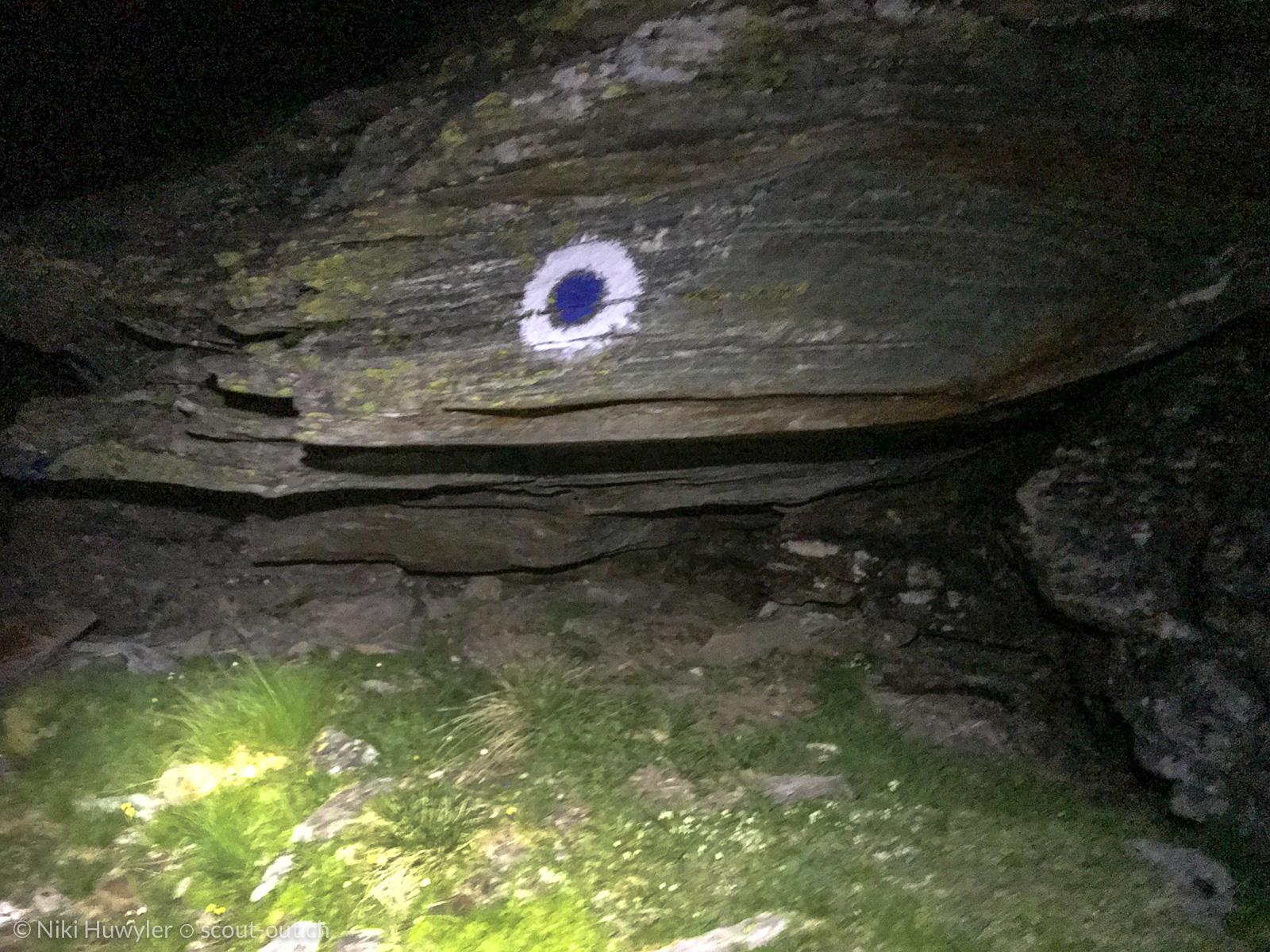 Wegmarkierung an einem Felsen bei Nacht, Via Alta della Verzasca