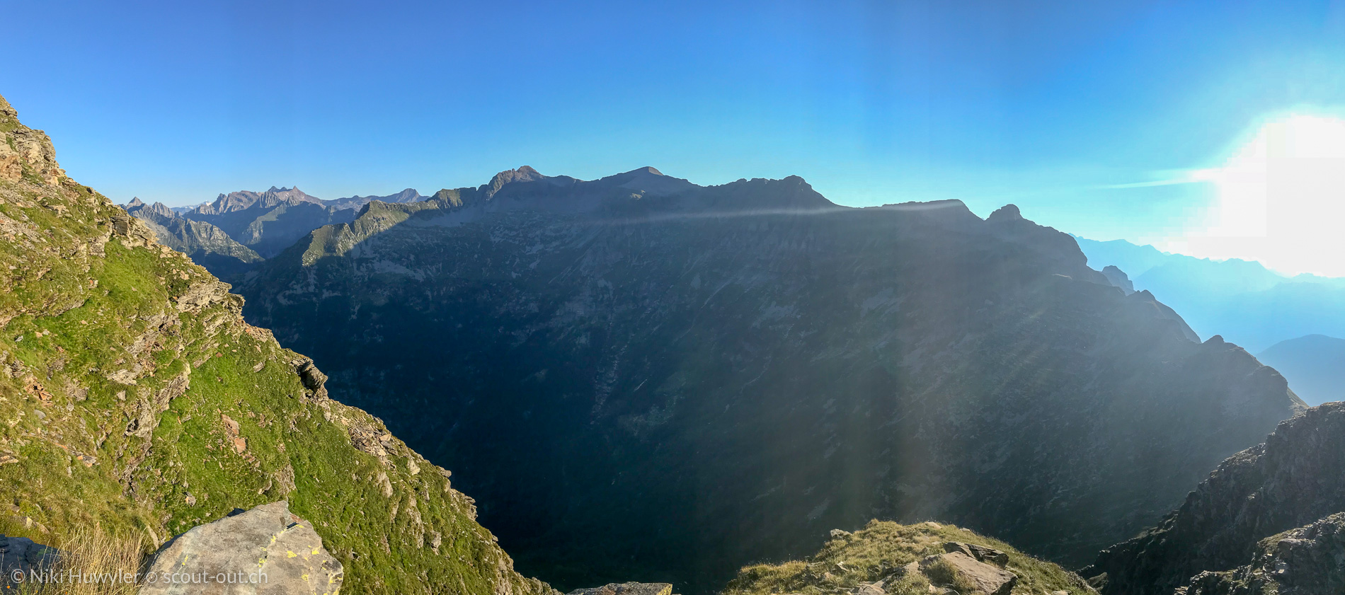 Bergkette im Gegenlicht, Via Alta della Verzasca