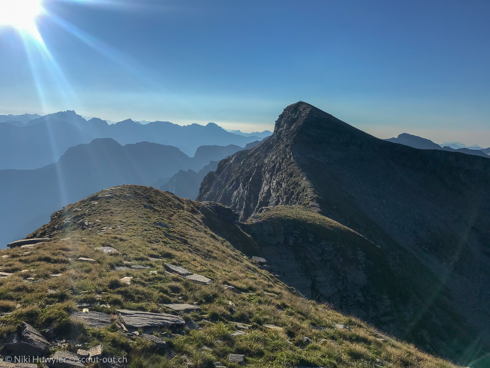 Grasgrat zu einem Gipfel im Gegenlicht, Via Alta della Verzasca