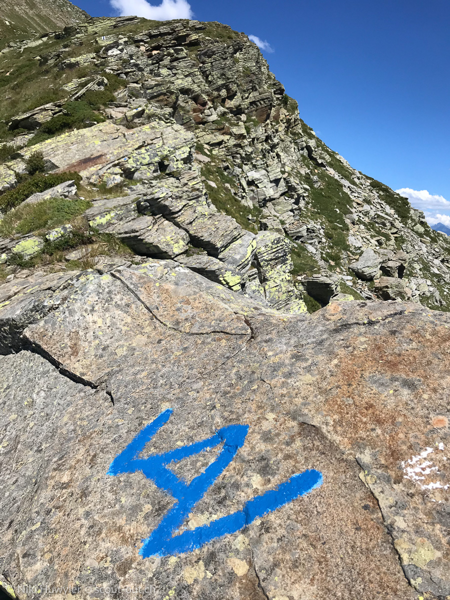 Blaue VAV-Wegmarkierung auf einem Felsen, Via Alta della Verzasca