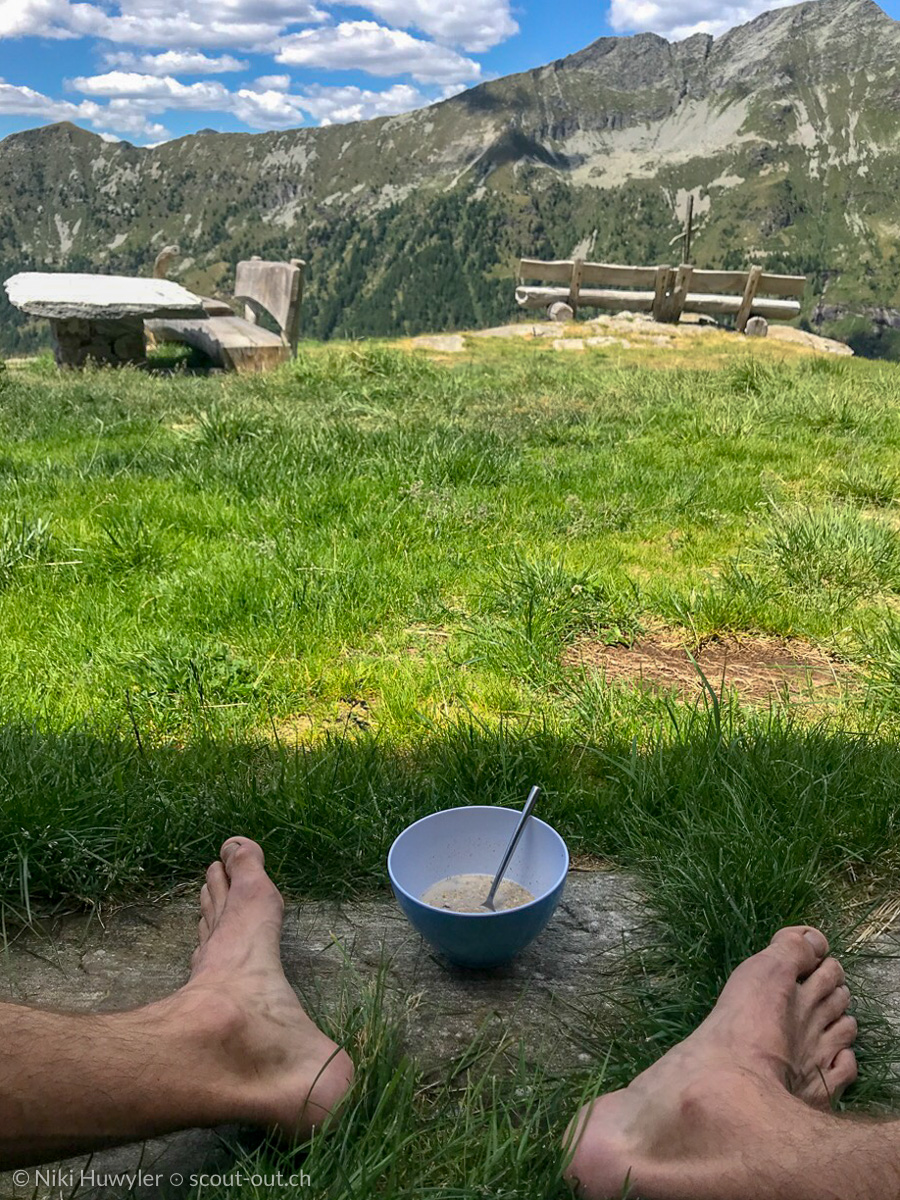 Füsse und Müslischale auf einer Alpweide, Via Alta della Verzasca