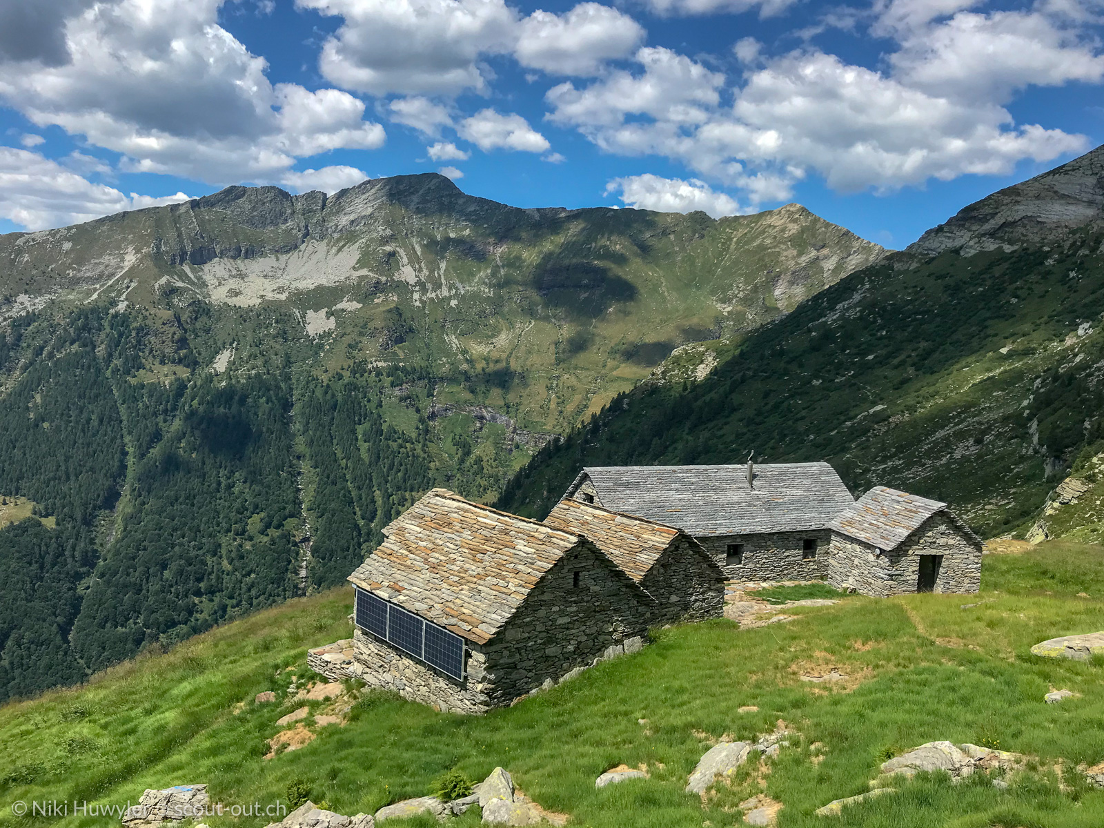 Steinhäuser einer Alp über dem Tal, Via Alta della Verzasca