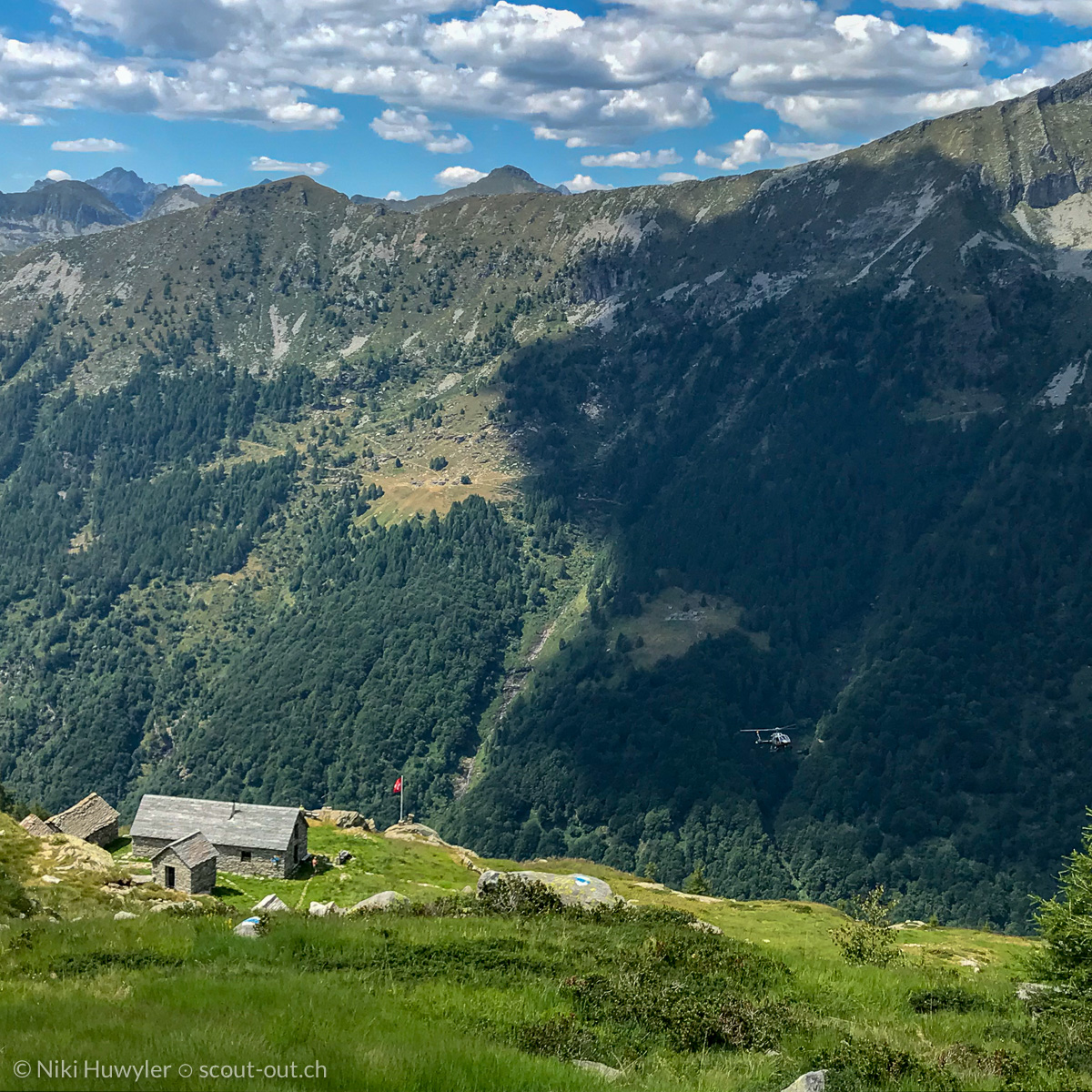 Alphütte vor bewaldeten Bergflanken, Via Alta della Verzasca
