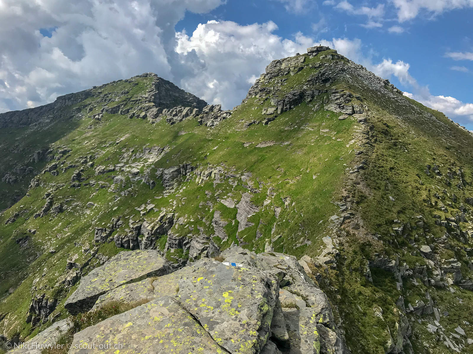 Grasiger Gipfelgrat mit Felsblöcken, Via Alta della Verzasca