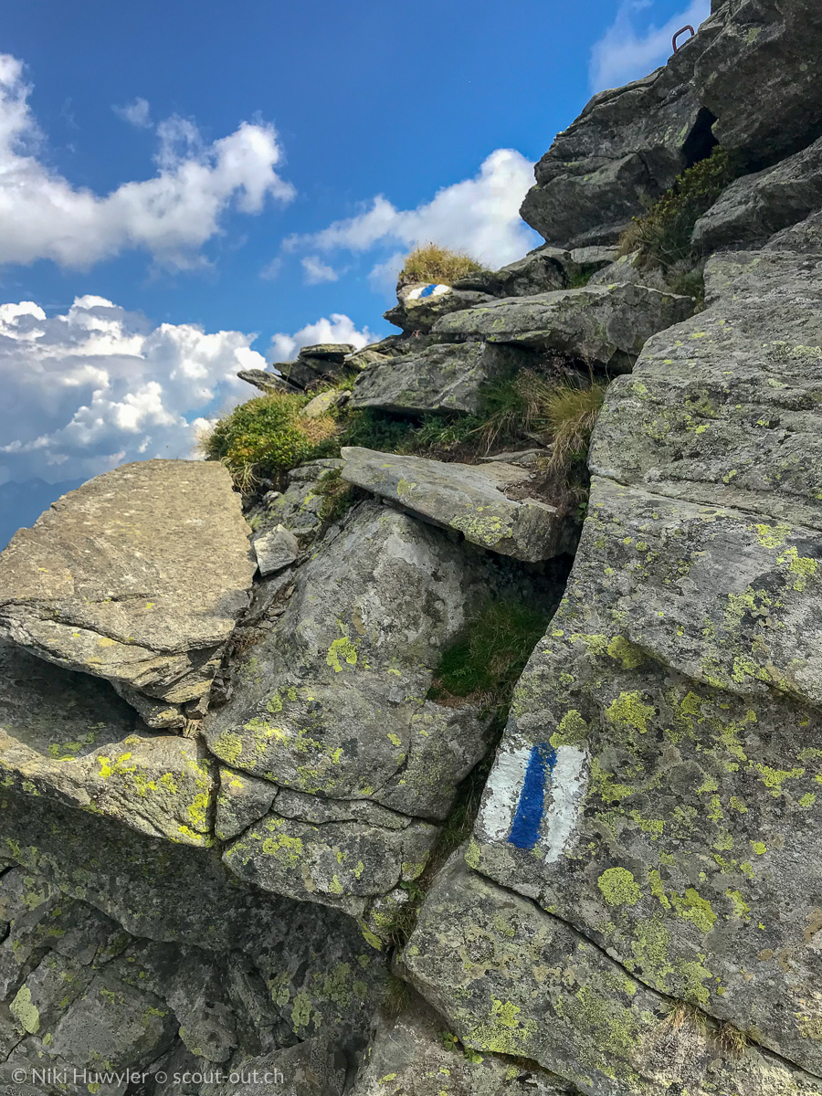 Blau-weisse Wegmarkierung an einer Felsplatte, Via Alta della Verzasca