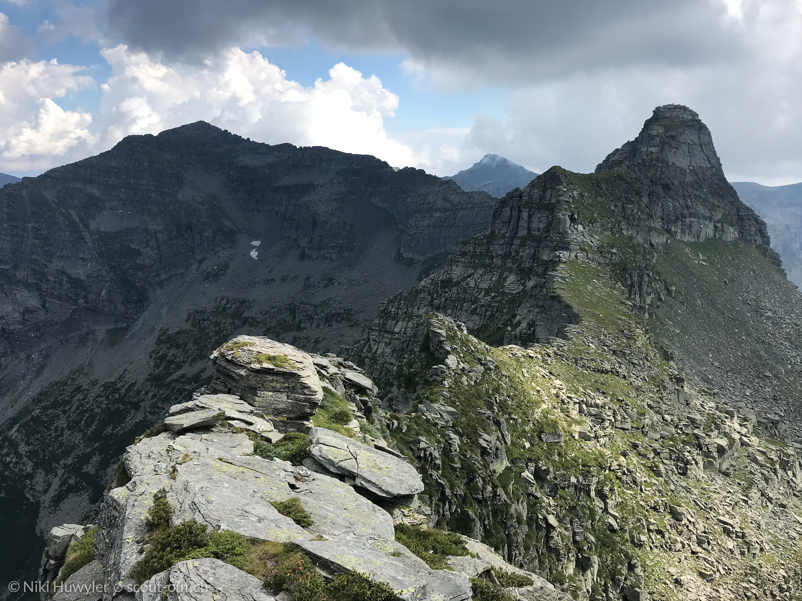 Felsgrat vor einem spitzen Gipfel, Via Alta della Verzasca
