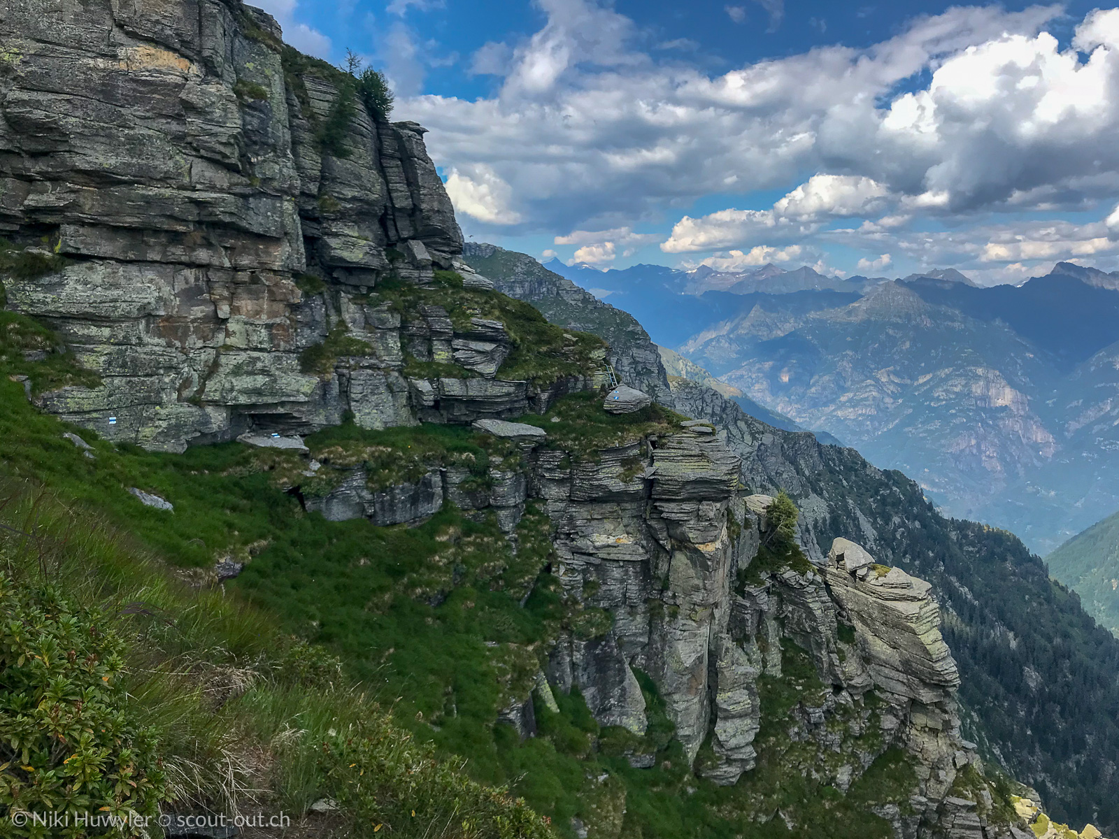 Felswände über einer grünen Flanke, Via Alta della Verzasca