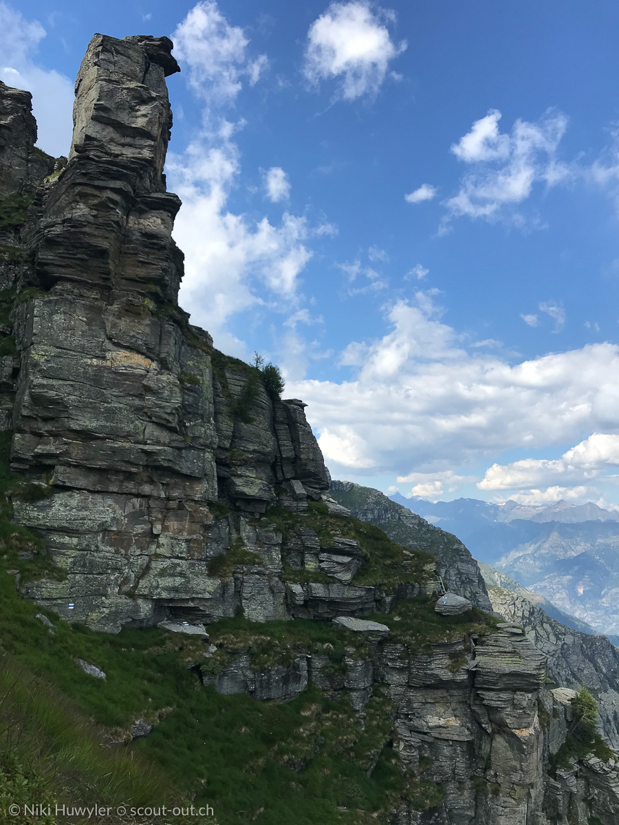Felsturm vor blauem Himmel, Via Alta della Verzasca