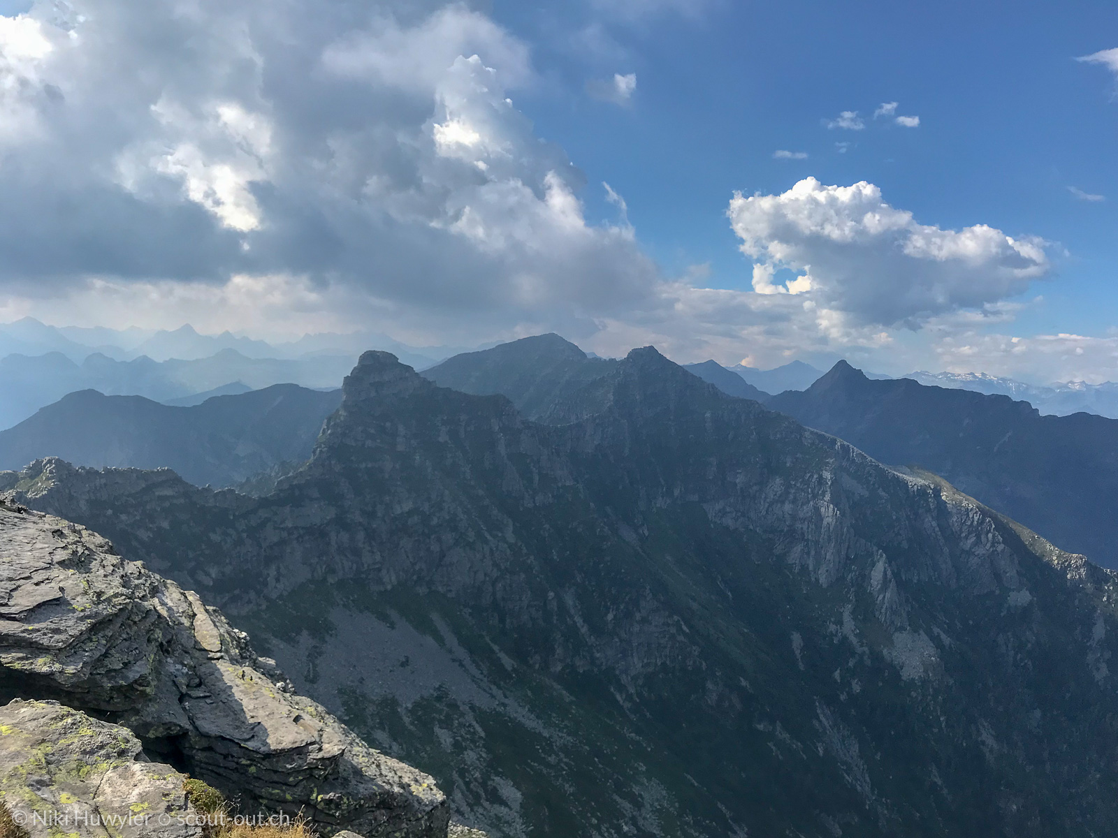 Tessiner Gipfel unter Quellwolken, Via Alta della Verzasca