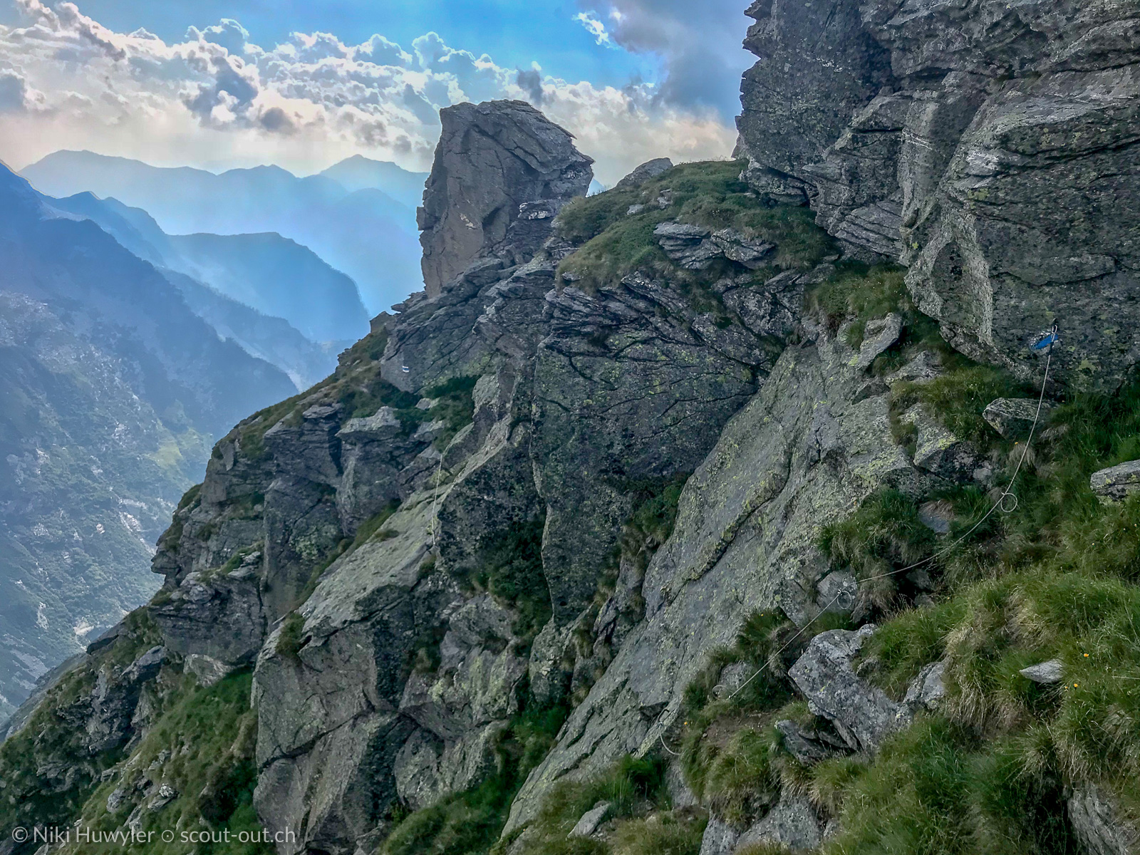 Steile Felsflanke über einem tiefen Tal, Via Alta della Verzasca