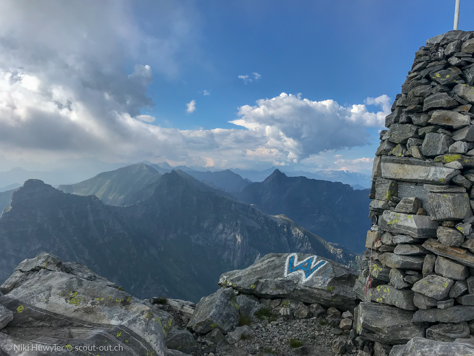 Steinmann mit VAV-Markierung auf dem Gipfel, Via Alta della Verzasca