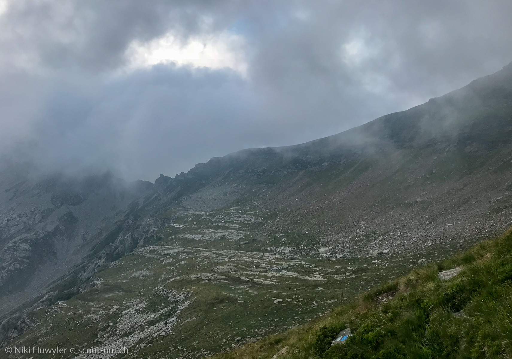 Wolkenverhangene Bergflanke, Via Alta della Verzasca