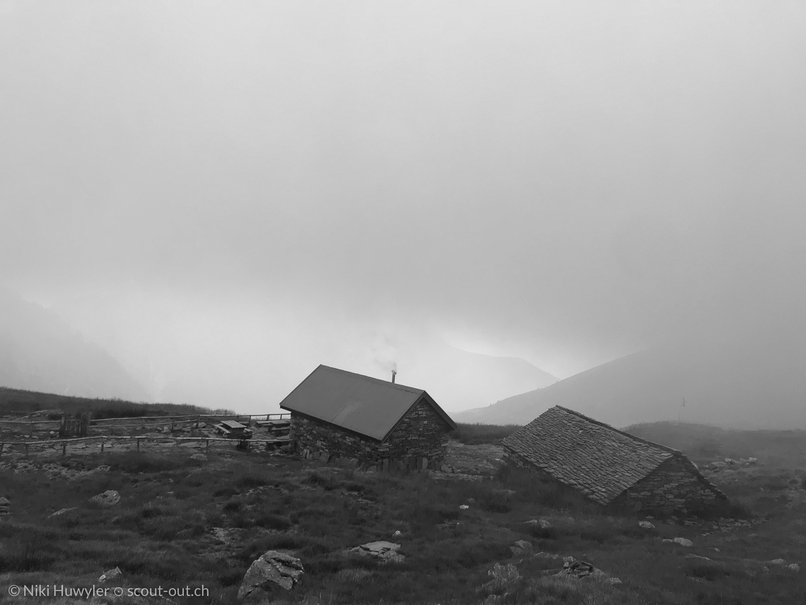 Steinhütten im Nebel, Via Alta della Verzasca