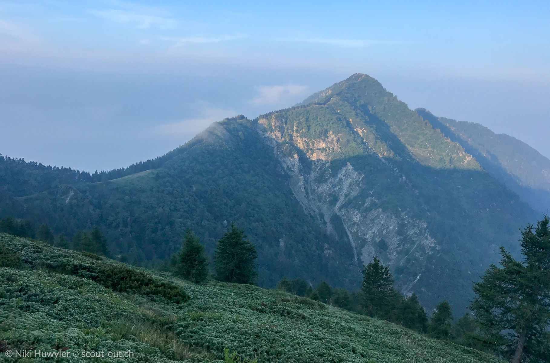 Bewaldeter Gipfel im Morgenlicht, Via Alta della Verzasca