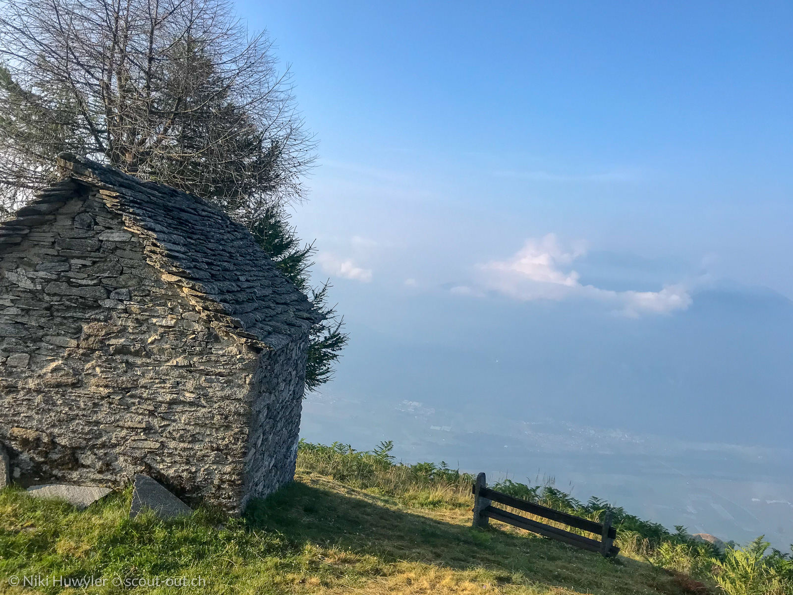Alte Steinhütte mit Bank unter einem Baum, Via Alta della Verzasca