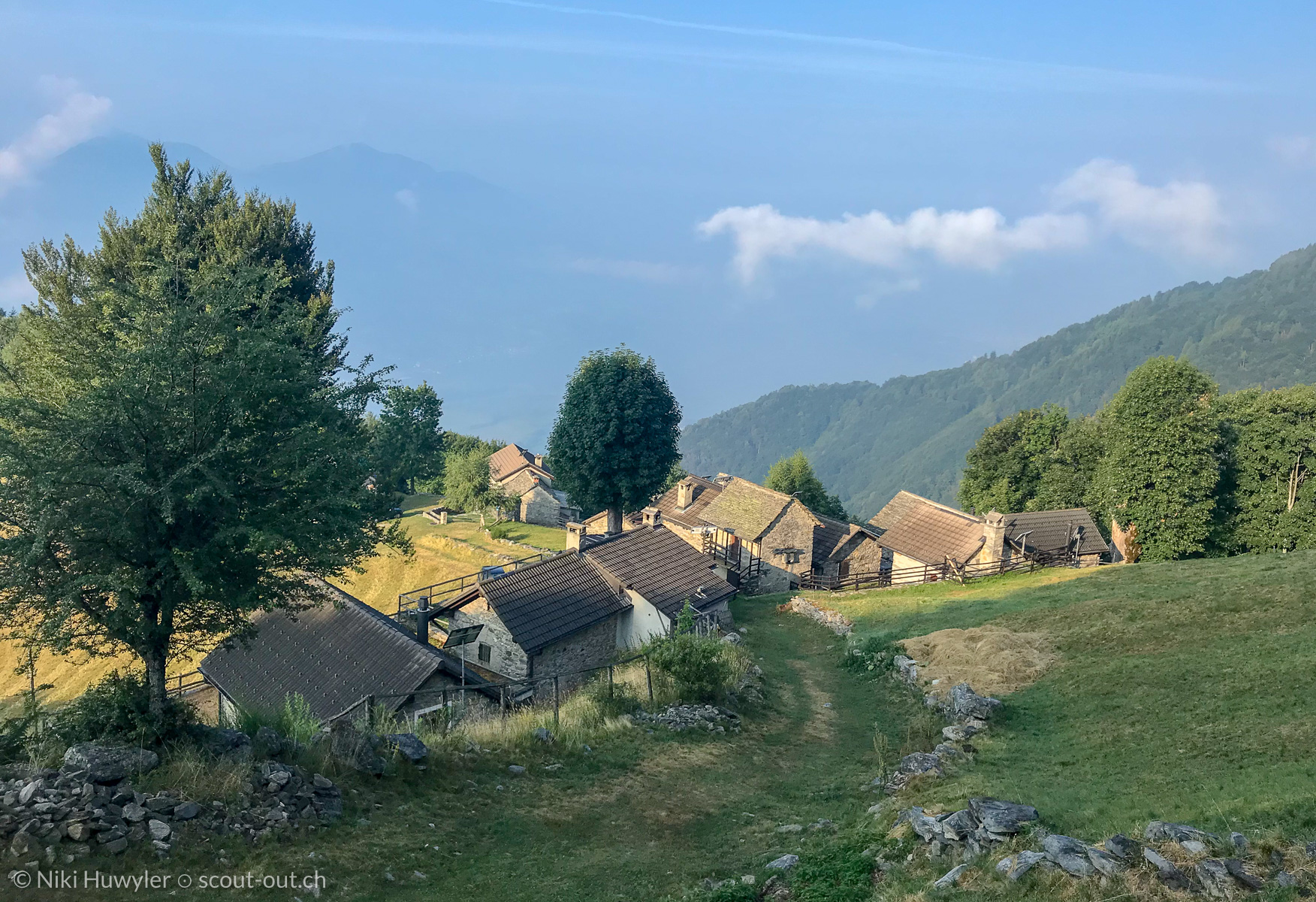 Weiler mit Steinhäusern auf einer Alp, Via Alta della Verzasca