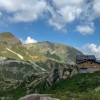 Berghütte auf einer Alpweide unter Wolken, Via Alta della Verzasca
