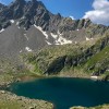 Dunkler Bergsee unter einem Felskamm, Via Alta della Verzasca