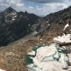 Gefrorener Bergsee mit Eisschollen unter Gipfeln, Via Alta della Verzasca