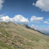 Panorama über grüne Hänge und Bergketten, Via Alta della Verzasca