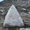 Pyramidenförmiger Felsblock im Geröll, Via Alta della Verzasca