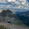 Tiefblick von einem Gipfel auf einen kleinen Bergsee, Via Alta della Verzasca