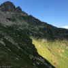 Grüne Bergflanke unter Felszacken, Via Alta della Verzasca