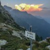 Schild «Bandita di caccia» vor Bergen im Abendlicht, Via Alta della Verzasca