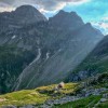 Alphütten unter mächtigen Felswänden im Abendlicht, Via Alta della Verzasca