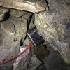 Biwakplatz unter Steinplatten im Stirnlampenlicht, Via Alta della Verzasca
