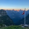 Schweizer Fahne vor Tessiner Bergen in der Morgendämmerung, Via Alta della Verzasca