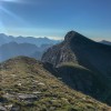 Grasgrat zu einem Gipfel im Gegenlicht, Via Alta della Verzasca