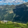 Alphütte vor bewaldeten Bergflanken, Via Alta della Verzasca