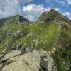 Grasiger Gipfelgrat mit Felsblöcken, Via Alta della Verzasca