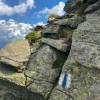 Blau-weisse Wegmarkierung an einer Felsplatte, Via Alta della Verzasca