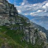 Felswände über einer grünen Flanke, Via Alta della Verzasca
