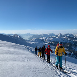 Gruppe auf Skitour im Aufstieg, Winter 2020