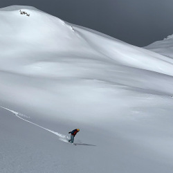 Skifahrer in einer weiten Schneelandschaft, Winter 2020