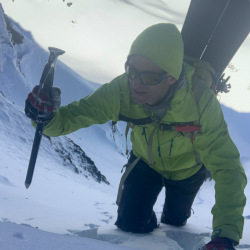 Bergsteiger mit Pickel im Steilhang, Winter 2020